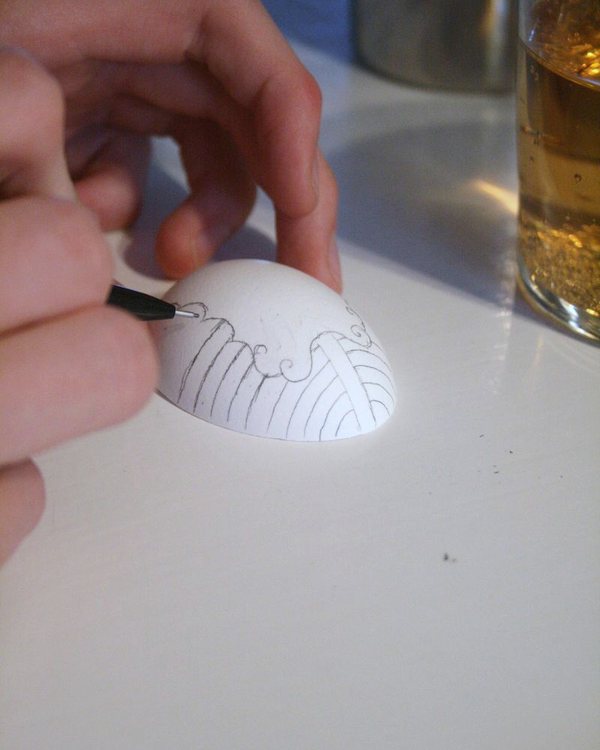 Drawing planks onto a blown egg shell with a marker