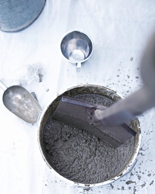 Mixing wet concrete in a round mould with a trowel