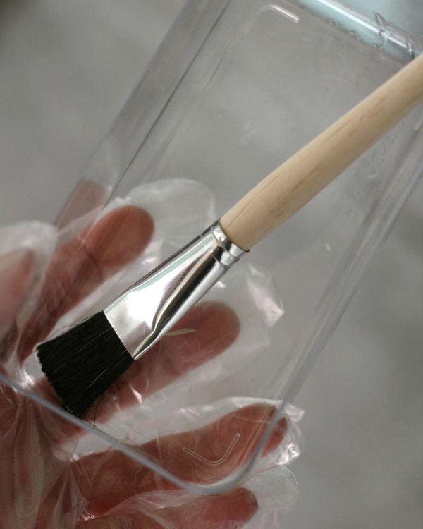 Brushing oil into the inside of the plastic tub mould
